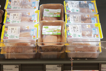 ALDI SD will bis 2030 das gesamte Frischfleisch- und Trinkmilchsortiment sowie die gekhlten Fleisch- und Wurstwaren auf die Haltungsformen 3 und 4 umzustellen.