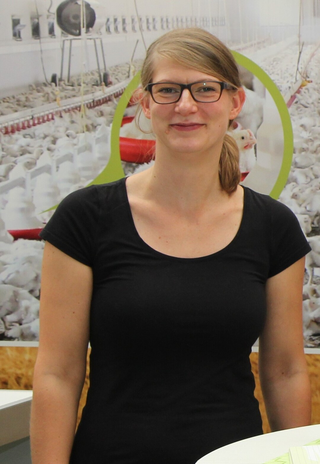 Anna Wilke stammt aus Mecklenburg-Vorpommern und war zum Mauerfall sieben Jahre alt. Heute lebt sie mit ihrer Familie im Oldenburger Mnsterland und arbeitet fr den Landesverband Niederschsische Geflgelwirtschaft.