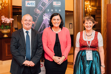 a.v.e.c.-Prsident Paul Lopez mit der sterreichischen Landwirtschaftsministerin Elisabeth Kstinger und Obfrau Dr. Martina Glatzl (r.) vom Gastgeber QGV.