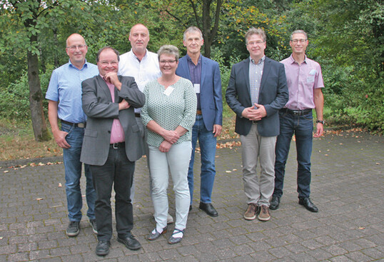 Der neu gewhlte Vorstand
des GWV Rheinland-Pfalz ist
zum Teil der alte (v.l.): Wolfgang Schben (neu), Guido
Andres (1. Vorsitzender),
Hermann Hennes (neu), Geschftsfhrerin Helga Futterknecht, Wolfgang Hessemer
(stellvertretender Vorsitzender), Lambert Lehnertz, Mattias Kraut. 