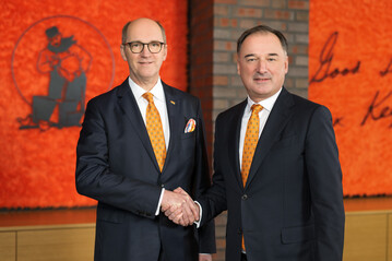 Bernd Meerpohl (links) bergibt zum 1. April 2023 die Leitung der Firmengruppe Big Dutchman an Dr. Frank Hiller.