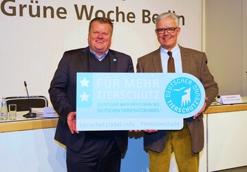 Thomas Schrder, Prsident des Deutschen Tierschutzbundes (l.), und der KAT-Vorsitzende Friedrich Otto Ripke stellten das Tierschutzlabel fr Eier auf der Internationalen Grnen Woche in Berlin vor.