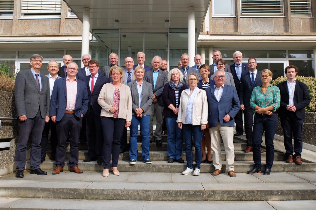 Landwirtschaftsministerin Barbara Otte-Kinast (1. Reihe, 3. v. l.) begrüßt die Mitglieder des neu zusammengesetzten Lenkungsausschusses, dem Leitungsgremium zur niedersächsischen Nutztierstrategie – Tierschutzplan 4.0.