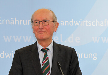 In einem Interview mit Agrar-Europe übt Jochen Borchert erneut Kritik an dem Bundeslandwirtschaftsminister Cem Özdemir und dessen Pläne zum Umbau der Tierhaltung.
