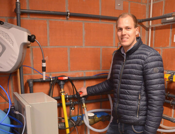 Mit nur einem Griff kann Lars Brand das Gert anschalten, dann wird Ozon produziert und das Trnkwasser sauber. Der Landwirt schtzt die einfache Handhabung.