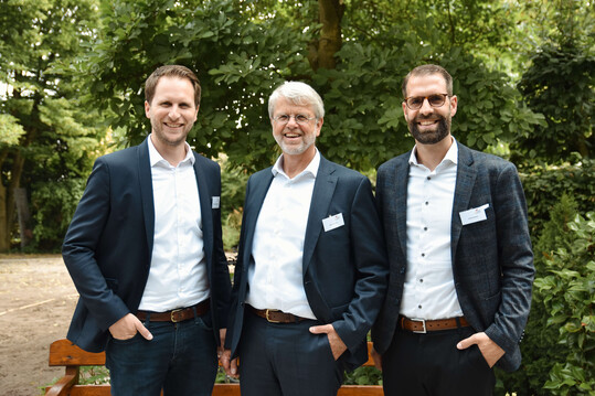 Freuten sich ber ein erfolgreiches Broiler-Symposium in Holdorf (v. li.): Moderator Valentin Schulze Spntrup (Geschftsfhrer der GiG Geflgel GmbH), Bernd Schmitz (Geschftsfhrer AGRAVIS Futtermittel GmbH) und Andre Stevens (Produktmanager GiG Geflgel GmbH).