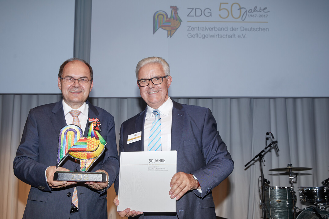 ZDG-Präsident Ripke überreicht die ZDG-Chronik an Bundeslandwirtschaftsminister Schmidt (l.).