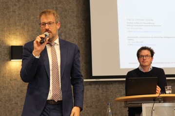 Henner Schnecke (Vorsitzender BV Ei) moderierte die Mitgliederversammlung. Im Hintergrund Prof. Dr. Christian Visscher von der Stiftung Tierrztliche Hochschule Hannover, der zum Thema regionaler  nachhaltiger  leistungsfhig: Szenarien fr eine vernderte Ftterung referierte.