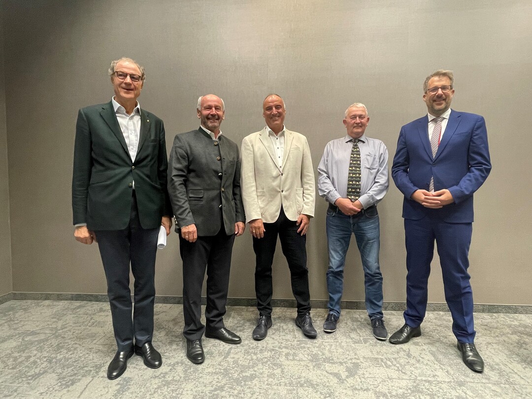 Der neue und alte Vorstand des BVEi, der sich aus den Vorsitzenden der Fachbeiräte zusammensetzt (v.l.): Hans Thomas Freiherr von Meerheimb (Legehennenhaltung), Prof. Dr. Rudolf Preisinger (Junghennenaufzucht), Hermann-Josef Hennes (Koch-, Schäl- und Färbebetriebe), Eckhard Thale (Packstellen und Eierhandel) und Henner Schönecke (kommissarisch Vorsitzender).
