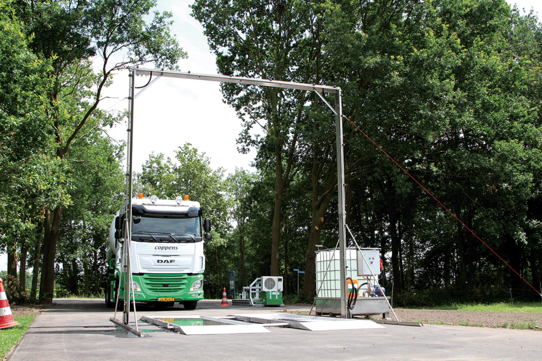 Da das Virus auch über Fahrzeuge verbreitet werden kann, ist eine Fahrzeugdesinfektion im Seuchenfall wie hier mit einem mobilen Tor unerlässlich.