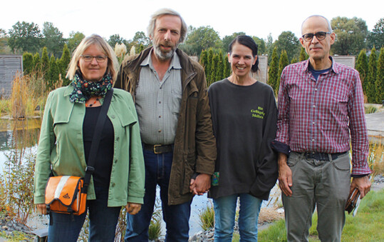 v. l.: Ute Rnnebeck,
Geschftsfhrerin
Demeter Nordrhein-Westfalen, Norbert
Sdbrock, Betriebsinhaber, Babette Sauerland,
Initiatorin Mein Bruderhahn, Hans-Josef Kremer,
Demeter Beratung e. V.  