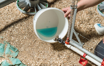 Blauer Farbstoff frbt
die Impfstofflsung, um
spter den Erfolg kontrollieren zu knnen.
Die Trnke ist am letzten
Abnahmepunkt so lange
zu entleeren, bis blau
gefrbtes Impfwasser
einstrmt. 