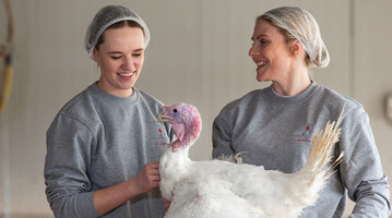  Ein Groteil der praktischen
Ausbildung findet auf Elterntier- oder Aufzuchtfarmen, im Veterinrlabor sowie in der Brterei statt.
Azubi Maren Witte (li.) zusammen mit
der Leiterin der internen Forschung
sowie Ausbildungsverantwortlichen
Dr. Jutta Graue. 