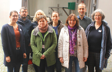 Enge Zusammenarbeit fr das Pilotprojekt der Modellregion
Wetterau zur mobilen Geflgelschlachtung, v. l. vorn: Bianca
Hartung und Dr. Christina Well, Vereinigung der Hessischen
Direktvermarkter e. V., Dr. Veronika Ibrahim, Lebensmittelberwachung, Dr. Andrea Fink-Kessler, Vereinigung kologischer
Landbau in Hessen e. V.; v. l. hinten: Christian und Eva Dodenhoff, Projektkoordinatorin Claudia Zohner, Tim Treis, Hessische
Biohuhn eG. 