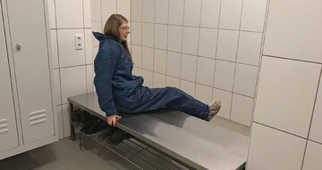 Einfache Mglichkeiten, um den Schwarz- vom Weibereich
zu trennen, bilden Barrieren wie diese. Sie helfen dabei,
ntige Manahmen wie Kleidungs- und Schuhwechsel
vor Betreten der Stlle auch einzuhalten. 