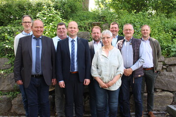 Neun Mitglieder des BVH-Vorstandes
waren in Ulm dabei (v. l. n. r.): Peter
Vollmers, Josef Wohlfrom (ehemaliger Vorsitzender der Erzeugergemeinschaft EZG Sdwest), Richard
Danninger, Stefan Teepker (BVH-Vorsitzender), Sven Dickhaus, Marion
Dorn (Mitglied des ZDG-Prsidiums
und Vorsitzende Landesverband
Mecklenburg-Vorpommern), Matthias
Meckmann, Dr. Andreas Schrder,
Ludwig Schulz.