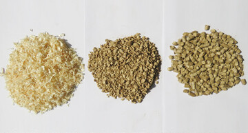 Die im Versuch
getesteten Einstreumaterialien: Hobelspne, Strohmehlkrmel, Strohmehlwrfel (v.?l.?). 