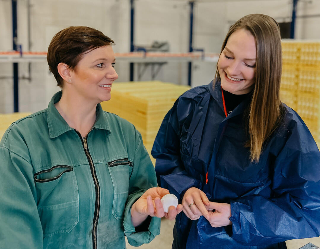 Agrarversicherung-Kundenberaterinnen Julia Hilbermann (l.) und Luisa Scheffer (r.) bei einer Praxisschulung auf dem Betrieb Hilbermann.
