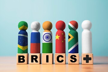 Brasilien, Russland, Indien, China und Sdafrika bilden die BRICS-Gruppe. Zum 1. Januar 2024 ist die BRICS durch den Beitritt von Saudi-Arabien, den Vereinigten Arabischen Emiraten, dem Iran, gypten und thiopien weiter gewachsen.