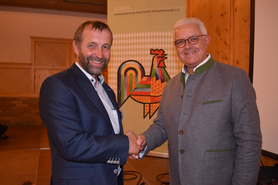 Friedrich-Otto Ripke, Präsident des Zentralverbandes der deutschen Geflügelwirtschaft e.V., gratulierte dem neuen Vorsitzenden des Landesverbandes der Bayerischen Geflügelwirtschaft Robert Schmack.