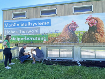 Ein Highlight auf der Agrarmessse Dsser Schwein & Huhn waren die ausgestellten Mobilstlle.