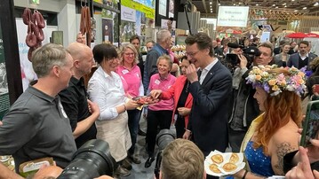 NRW-Ministerprsident Hendrik Wst (CDU) besuchte den Stand des Vereins Nachhaltige Pute NRW. 