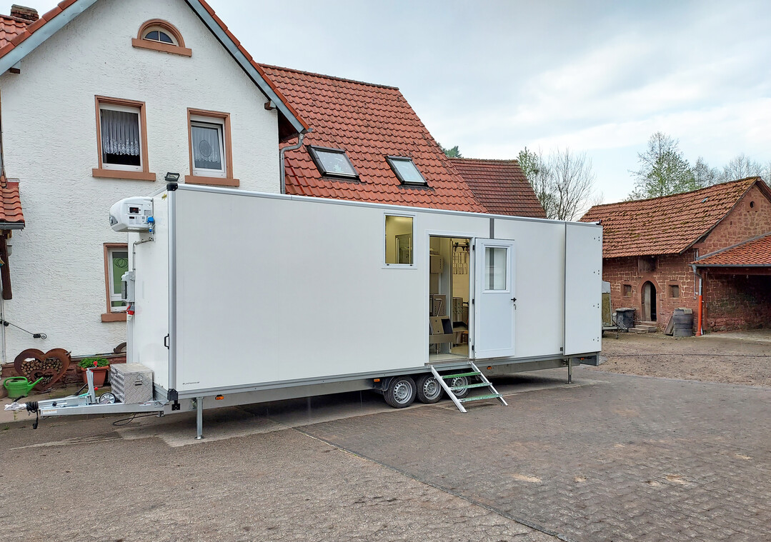 Betreten wird die mobile Schlachteinheit über die Hygieneschleuse an der Längsseite des Anhängers.