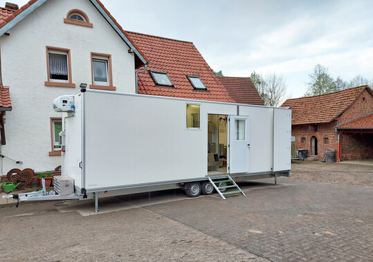 Betreten wird die mobile Schlachteinheit ber die Hygieneschleuse an der Lngsseite des Anhngers.