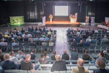 1. Fachforum Schwein und Geflgelmast in den Lingener Emslandhallen: Bei zahlreichen Vortrgen zeigten Fachleute der Landwirtschaftskammer Niedersachsen sowie Expertinnen und Experten aus Forschung und Praxis den Tierhalterinnen und Tierhaltern spannende Entwicklungsperspektiven auf.