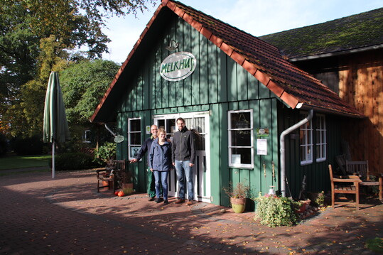 Felix Aselmann (r.) mit seinen Eltern
Birgit und Claus Aselmann.  