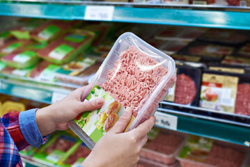 Knapp ein Viertel der Befragten greift aufgrund der gestiegenen Preise zu alternativen Fleischprodukten wie Hackfleisch und zu preiswerteren Fleischarten wie Geflgelfleisch.