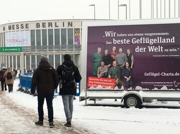 Mehrere hunderttausend Messegste sind in den zehn Messetagen an diesem groformatigen Plakatmotiv zur Geflgel-Charta am Eingang der Grnen Woche vorbeigekommen.