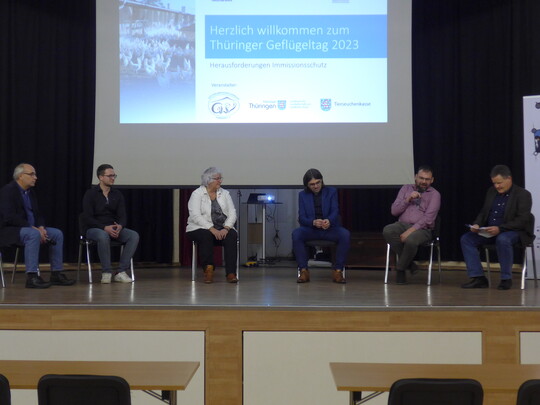 Die Teilnehmer der Podiumsdiskussion v. l.: Ewald Grimm (KTBL), Andreas Anzengruber (LfL  Bayern), Cornelia Schnedelbach (IFU- GmbH), Thomas Heimbrge (TLUBN), Martin Ullrich (Geflgelhof Hottelstedt GmbH), Dr. Thomas Bauer (TLLLR)