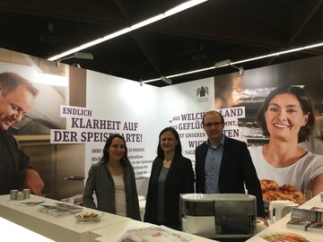 Messeauftritt der Geflgelwirtschaft auf der HOGA, v. l.: Annika Nottensteiner vom Landesverband der Bayerischen Geflgelwirtschaft, Christiane von Alemann vom ZDG und Michael Wirth von der Sddeutschen Truthahn AG.