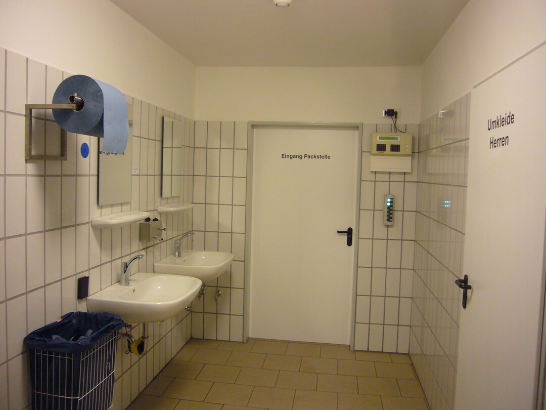 Auch die sanitren Anlagen werden
regelmig gereinigt und desinfiziert.  