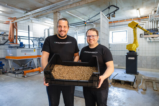 FarmInsect-Grnder Thomas Kuehn und Wolfgang Westermeier in der Insektenproduktion.