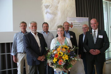 Der Vorstand des Geflgelwirtschaftsverbandes Baden-Wrttemberg blickt auf 75 Jahre Verbandsarbeit zurck (von links): Johannes Knpple, Werner Hockenberger, Marcus Knninger, Geschftsfhrerin Helga Futterknecht, Josef Wohlfrom, Ehrenvorsitzender Anton Wei und der erste Vorsitzende Georg Heitlinger.