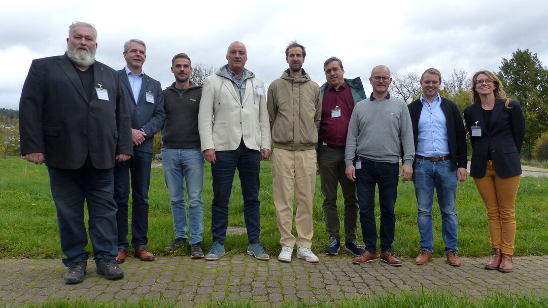 Im Bild von links nach rechts: Michael Herdt (bisher 1. Vorsitzender), Markus Zahn (bisher stellv. Vorsitzender), Fabian Hde, Hermann-Josef Hennes, Henning Schweinebraden, Volker Dressler, Axel Strau, Andree Grein und ganz rechts Geschftsfhrerin Inga John. Im Bild fehlen Karl-Wilhelm Kliem und Gregor Zimmerer, sie hatten ihre Kandidatur schriftlich erklrt, auch sie wurden einstimmig besttigt. Der Vorstand des Geflgelwirtschaftsverbandes Hessen hat damit die laut Satzung maximale Zahl von zehn Mitgliedern. Die Versammlung fand im Hessischen Landwirtschaftszentrum Eichhof in Bad Hersfeld statt.
