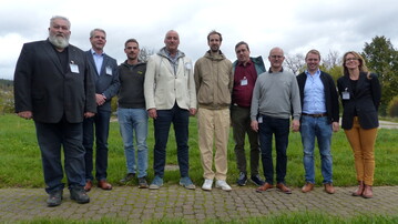 Im Bild von links nach rechts: Michael Herdt (bisher 1. Vorsitzender), Markus Zahn (bisher stellv. Vorsitzender), Fabian Hde, Hermann-Josef Hennes, Henning Schweinebraden, Volker Dressler, Axel Strau, Andree Grein und ganz rechts Geschftsfhrerin Inga John. Im Bild fehlen Karl-Wilhelm Kliem und Gregor Zimmerer, sie hatten ihre Kandidatur schriftlich erklrt, auch sie wurden einstimmig besttigt. Der Vorstand des Geflgelwirtschaftsverbandes Hessen hat damit die laut Satzung maximale Zahl von zehn Mitgliedern. Die Versammlung fand im Hessischen Landwirtschaftszentrum Eichhof in Bad Hersfeld statt.