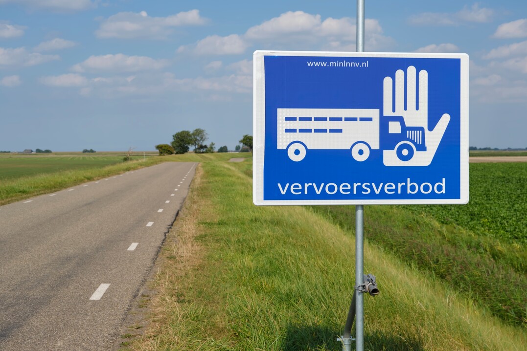 In einem Legehennenbetrieb in Putten, Niederlande, wurde der hochpathogene Vogelgrippevirus H5 festgestellt.
