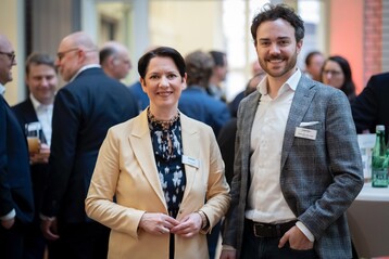 NRW Landwirtschaftsministerin Silke Gorien gemeinsam mit Christopher Kalvelage, dem geschftsfhrenden Gesellschafter von Heidemark bei der Konferenz Zukunftsgerechte Tierhaltung im F.A.Z. Atrium, Berlin.