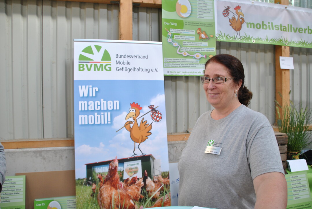 Jutta van der Linde von der LWK Nordrhein-Westfalen informierte am Stand des Bundesverbandes Mobile Geflgelhaltung (BVMG).