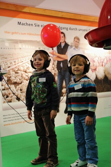 Blick in den Geflgelstall - Videos kommen auch auch bei Kindern gut an.