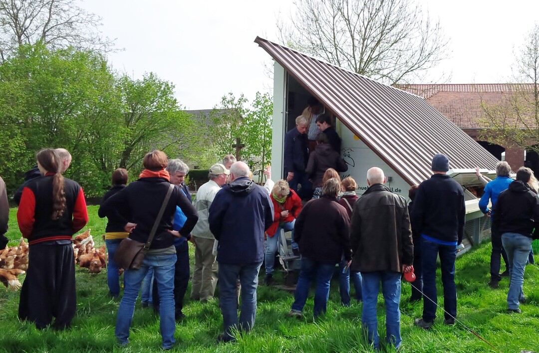 Besichtigung des 225er Weiland-Mobilstalls für Legehennen der Engemann GbR auf dem Praxis-Umstellertag.