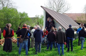 Besichtigung des 225er Weiland-Mobilstalls fr Legehennen der Engemann GbR auf dem Praxis-Umstellertag.