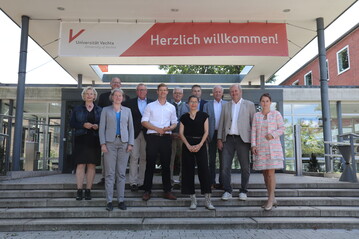 V. l.: Karin Logemann, SPD-Fraktion im Niederschsischen Landtag, Dr. Marco Mohrmann, CDU-Fraktion im Niederschsischen Landtag, Prof. Dr. Verena Pietzner, Prsidentin der Universitt Vechta, Sven Guericke, Vorsitzender des Agrar- und Ernhrungsforums Oldenburger Mnsterland, Matthias Schulze Steinmann, Chefredakteur der top agrar, Staatssekretr a. D. Friedrich-Otto Ripke, Prsident des Zentralverbands der Deutschen Geflgelwirtschaft u. Vorsitzender des NGW-Landesverbandes, Dr. Tanja Meyer, Bndnis 90/Die Grnen - Fraktionsvorsitzende im Kreistag Vechta und Landtagskandidatin, Dieter Oltmann, Geschftsfhrer der Niederschsischen Geflgelwirtschaft e.V. (NGW), Kammerdirektor a. D. Hans-Joachim Harms, LWK Niedersachsen, Hermann Grupe, FDP- Fraktion im Niederschsischen Landtag, Dr. Barbara Grabkowsky, Leitung Verbund Transformationsforschung agrar Niedersachse.