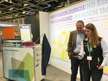 Hhnchenmster Stefan Teepker prsentiert auf der Grnen Woche in Berlin das GeflgelMobil.