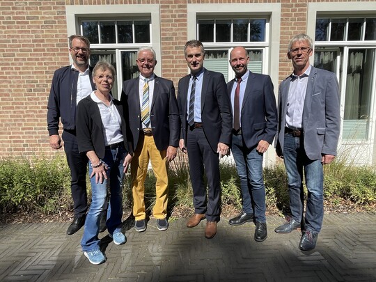 Anlsslich seiner Mitgliederversammlung wurde der Vorstand des NGW neu gewhlt: v.l. 
Henner Schnecke,
Carola Reiners, als neues Mitglied des Vorstandes, Friedrich-Otto Ripke, besttigter Vorsitzender, Geschftsfhrer Dieter Oltmann, Thomas Korte und Gernot Kuhlmann, der nicht mehr fr eine Neuwahl angetreten war.