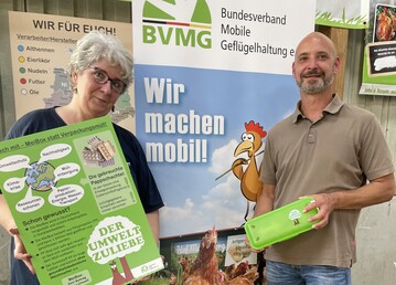 Jutta van der Linde und Florian Harms vom Bundesverband fr Mobile Geflgelhaltung e. V. prsentieren die neuen Mehrweg-Eierschachteln.