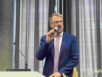 Henner Schnecke, der seit sechs Jahren das Amt als Vorsitzender des Bundesverbandes Ei e.V. erfolgreich bekleidet hatte, vertritt bis auf Weiteres kommissarisch die Verbandsspitze. Etwa 100 Mitglieder waren am 12. Oktober 2023 der Einladung des BVEi nach Leipzig gefolgt, um neben Sachthemen auch den Vorsitzenden sowie die Fachbeirte des Verbandes neu zu whlen. 